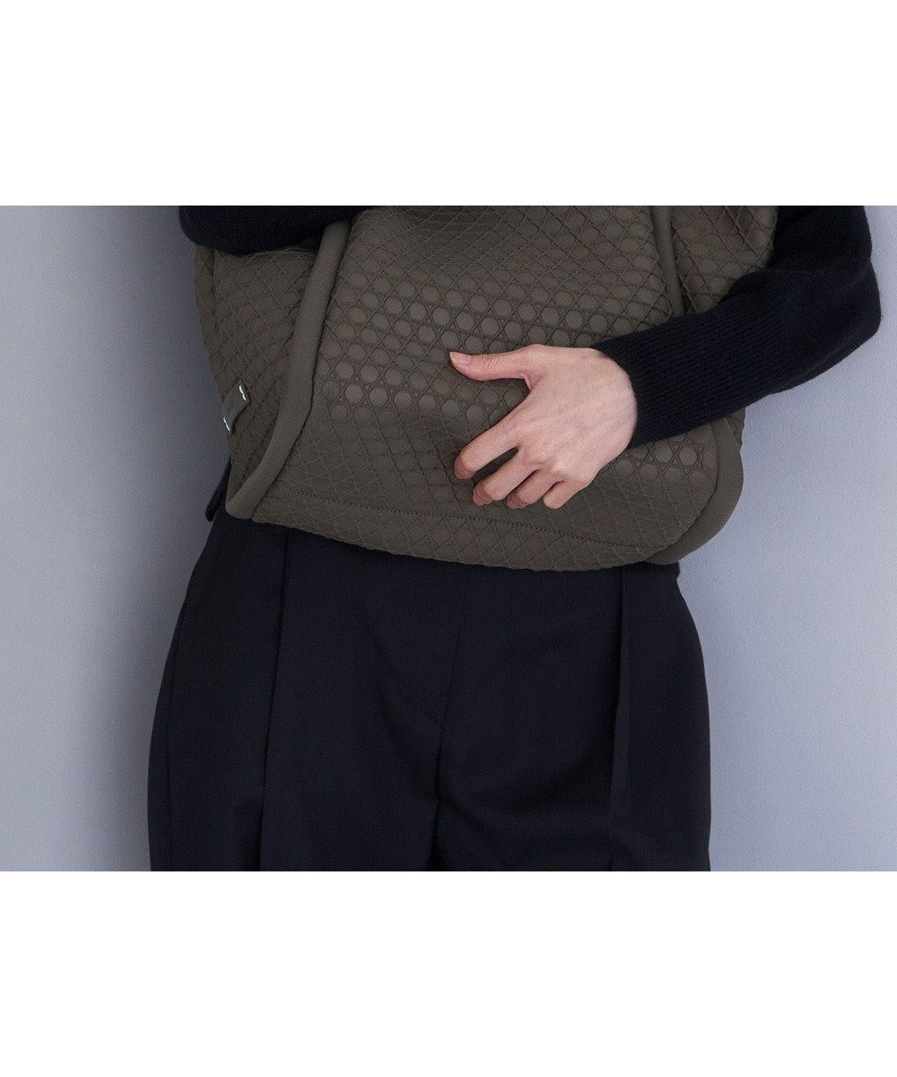 【ミヤビヤ/MIYABIYA】のLAQUOH【撥水加工】篭目柄エンボスボンディングトートL インテリア・キッズ・メンズ・レディースファッション・服の通販 founy(ファニー) ファッション Fashion レディースファッション Fashion for Women バッグ Bags シンプル Simple, Minimal パターン Pattern, Design Print ポケット Pocket, Pocket Detail ビジネス 仕事 通勤 Business / Work / Commuting モスグリーン|ID: prp329100004556859 ipo3291000000033681628