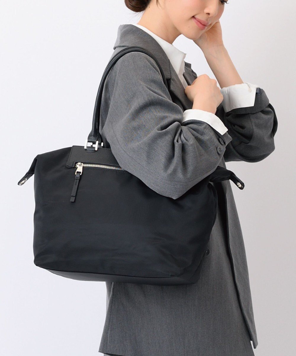 【エースバッグズアンドラゲッジ/ACE BAGS & LUGGAGE】のW .Day/Night ルノ ナイロントート A4サイズ 15582 ダブルアンドデイナイト 人気、トレンドファッション・服の通販 founy(ファニー) 　ファッション　Fashion　レディースファッション　Fashion for Women　バッグ　Bags　オケージョン　Occasion Wear　ショルダー　Shoulder, Shoulder Strap　シンプル　Simple, Minimal　スリーブ　Sleeve, Long Sleeve / Short Sleeve　人気　Popular, Best Seller　ポケット　Pocket, Pocket Detail　おすすめ　Recommended / Our Picks　旅行　Travel　ビジネス 仕事 通勤　Business / Work / Commuting　 other-1|ID: prp329100004559156 ipo3291000000033441727