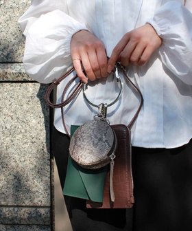 【ラ バガジェリー/LA BAGAGERIE】の【MONICA】3連マルチショルダーバッグ 人気、トレンドファッション・服の通販 founy(ファニー) ファッション Fashion レディースファッション Fashion for Women バッグ Bags アクセサリー Fashion Accessories ショルダー Shoulder, Shoulder Strap スマート Smart, Elegant トライアングル Triangle, Triangular Shape ポケット Pocket, Pocket Detail ポーチ Pouch, Small Case ラップ Wrap, Wrap Design |ID:prp329100004559444