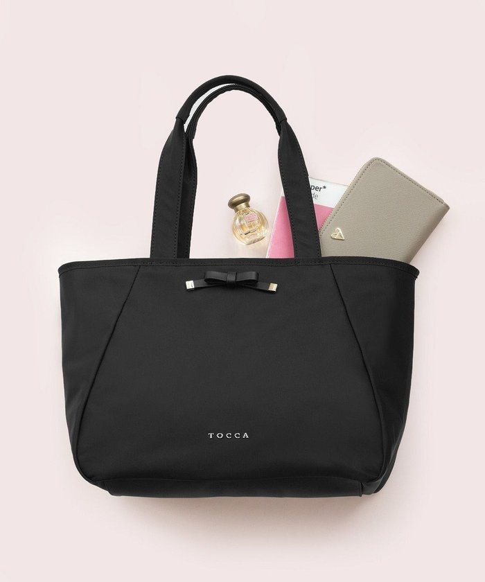 【トッカ/TOCCA】の【A4サイズ対応・撥水】JOLIE KNOT NYLONTOTE トートバック インテリア・キッズ・メンズ・レディースファッション・服の通販 founy(ファニー) https://founy.com/ ファッション Fashion レディースファッション Fashion for Women バッグ Bags シンプル Simple, Minimal ジップ Zip, Zipper 財布 Wallet, Purse トートバッグ Tote Bag, Large Shoulder Bag フェミニン Feminine, Girly フロント Front, Front Design ポケット Pocket, Pocket Detail マグネット Magnet, Magnetic Closure モチーフ Motif, Design Theme リボン Ribbon, Bow A/W・秋冬 Autumn/Winter 冬 Winter / This Winter ビジネス 仕事 通勤 Business / Work / Commuting |ID: prp329100004559722 ipo3291000000032582349