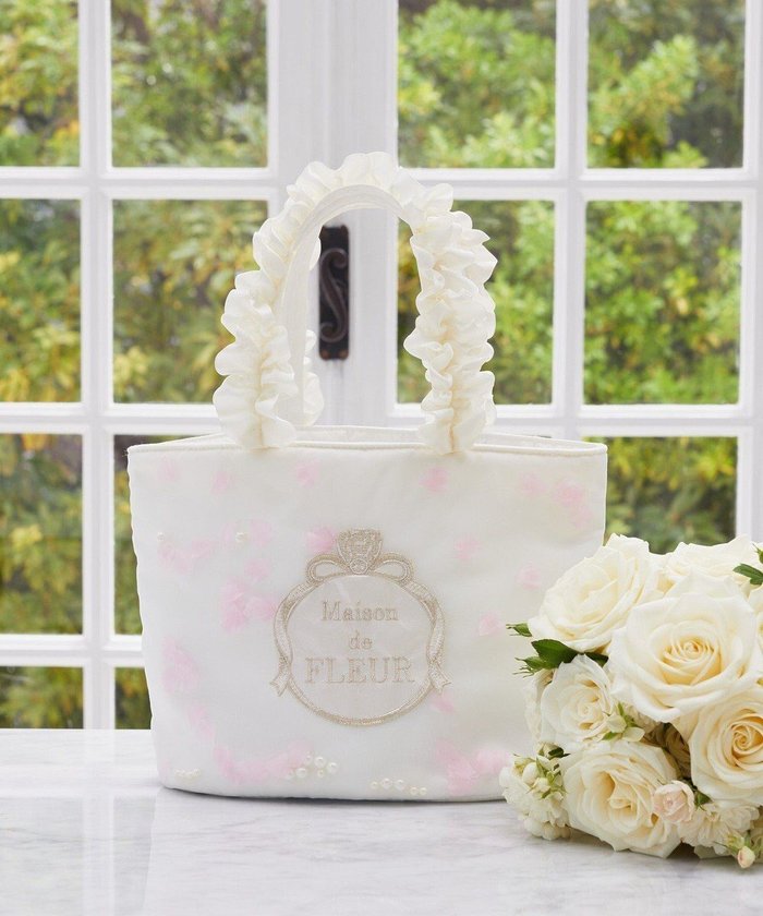 【メゾンドフルール/Maison de FLEUR】のマリエペタルパールフリルハンドルトートバッグ インテリア・キッズ・メンズ・レディースファッション・服の通販 founy(ファニー) https://founy.com/ ファッション Fashion レディースファッション Fashion for Women バッグ Bags おすすめ Recommended / Our Picks チュール Tulip, Tulip Motif フラワー Flower, Floral フレーム Frame, Outline フロント Front, Front Design ポーチ Pouch, Small Case |ID: prp329100004559825 ipo3291000000033534174
