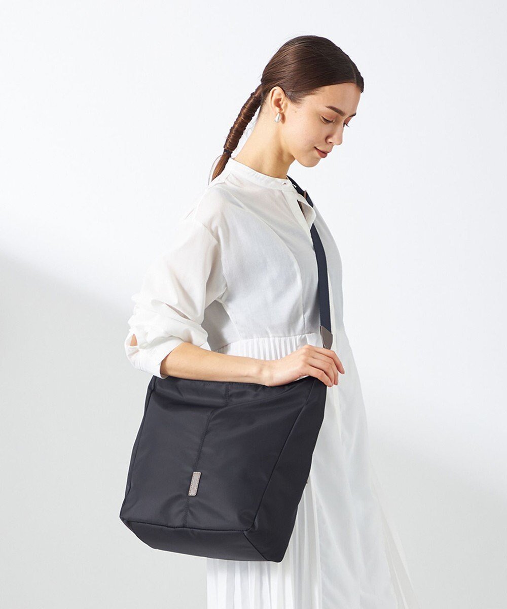 【イザック/Y'SACCS】のツイルナイロン カーブショルダー Mサイズ 人気、トレンドファッション・服の通販 founy(ファニー) 　ファッション　Fashion　レディースファッション　WOMEN　ショルダー　Shoulder　シンプル　Simple　スマート　Smart　ポケット　Pocket　おすすめ　Recommend　旅行　Travel　ビジネス 仕事 通勤　Business　 other-1|ID: prp329100004560696 ipo3291000000032246041