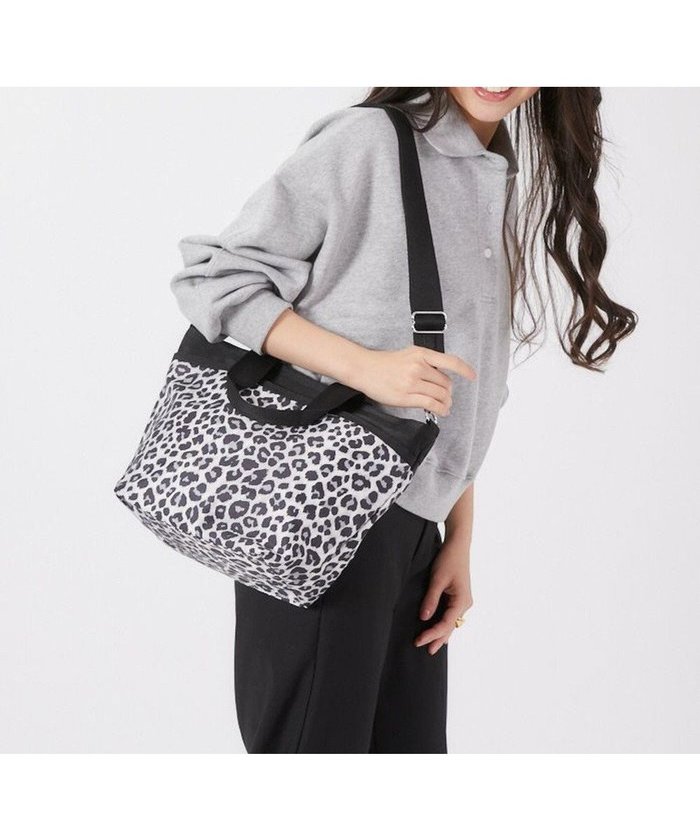 【レスポートサック/LeSportsac】のBUCKET TOTE/ニュートラルレオパード インテリア・キッズ・メンズ・レディースファッション・服の通販 founy(ファニー) https://founy.com/ ファッション Fashion レディースファッション Fashion for Women バッグ Bags おすすめ Recommended / Our Picks ポケット Pocket, Pocket Detail レオパード Leopard, Animal Print 財布 Wallet, Purse |ID: prp329100004560703 ipo3291000000033604568