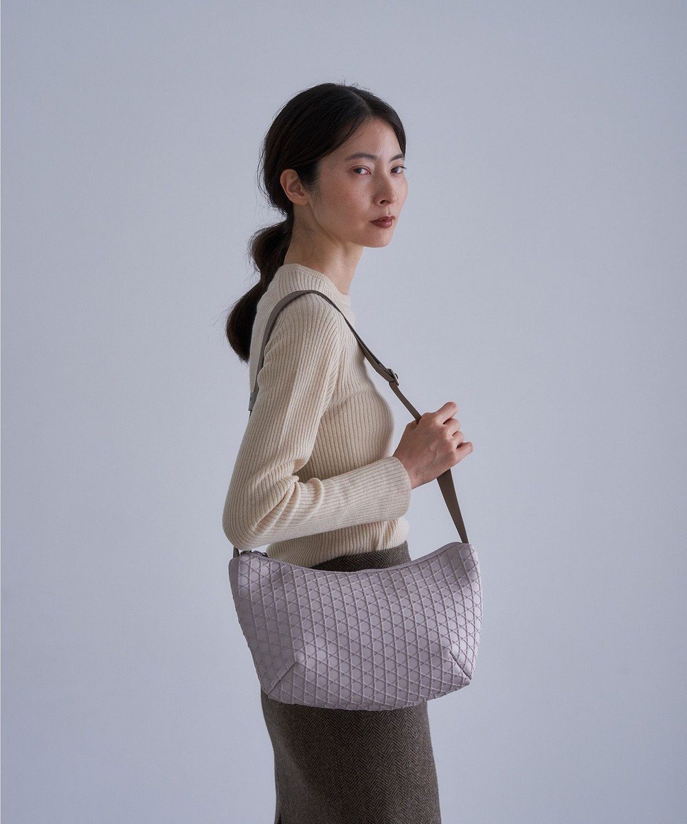 【ミヤビヤ/MIYABIYA】のLAQUOH【撥水加工】篭目柄エンボスボンディングショルダー インテリア・キッズ・メンズ・レディースファッション・服の通販 founy(ファニー) 　ファッション　Fashion　レディースファッション　Fashion for Women　エアリー　Airy Texture　コンパクト　Compact, Small Size　ショルダー　Shoulder, Shoulder Strap　スポーティ　Sporty, Casual Athletic　パターン　Pattern, Design Print　フィット　Fit, Slim Fit　フォルム　Silhouette, Form　ポケット　Pocket, Pocket Detail　ライトグレー|ID: prp329100004562222 ipo3291000000032695822