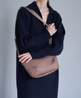 【ミヤビヤ/MIYABIYA】のLAQUOH【撥水加工】篭目柄エンボスボンディングショルダー 人気、トレンドファッション・服の通販 founy(ファニー) ファッション Fashion レディースファッション Fashion for Women エアリー Airy Texture コンパクト Compact, Small Size ショルダー Shoulder, Shoulder Strap スポーティ Sporty, Casual Athletic パターン Pattern, Design Print フィット Fit, Slim Fit フォルム Silhouette, Form ポケット Pocket, Pocket Detail |ID:prp329100004562222