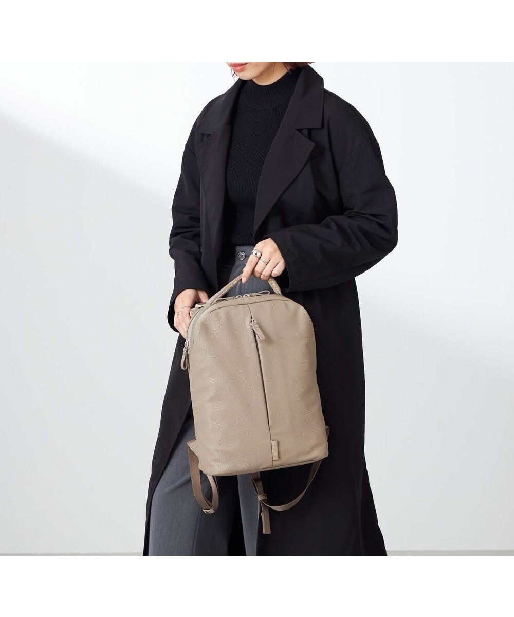【イザック/Y'SACCS】の【MADE IN JAPAN】 WELLBA 人間工学バックパック Sサイズ インテリア・キッズ・メンズ・レディースファッション・服の通販 founy(ファニー) 　ファッション　Fashion　レディースファッション　Ladies' Fashion Online　バッグ　Bag　ショルダー　Shoulder　シンプル　Simple　スタイリッシュ　Stylish　スマート　Smart　スリーブ　Sleeve　ダウン　Down　ポケット　Pocket　メッシュ　Mesh　リアル　Real　リュック　Ruck Sack　日本製　Made In Japan　グレージュ|ID: prp329100004562319 ipo3291000000032259700