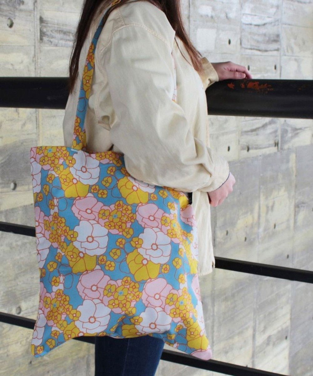 【ルートート/ROOTOTE】の6452【A4サイズ収納】RO.トール.フラット.レトロ-A インテリア・キッズ・メンズ・レディースファッション・服の通販 founy(ファニー) 　ファッション　Fashion　レディースファッション　WOMEN　バッグ　Bag　カメラ　Camera　コンパクト　Compact　軽量　Lightweight　財布　Wallet　パターン　Pattern　フラット　Flat　プリント　Print　ポケット　Pocket　ランダム　Random　NEW・新作・新着・新入荷　New Arrivals　03:アロマ|ID: prp329100004565544 ipo3291000000032288414