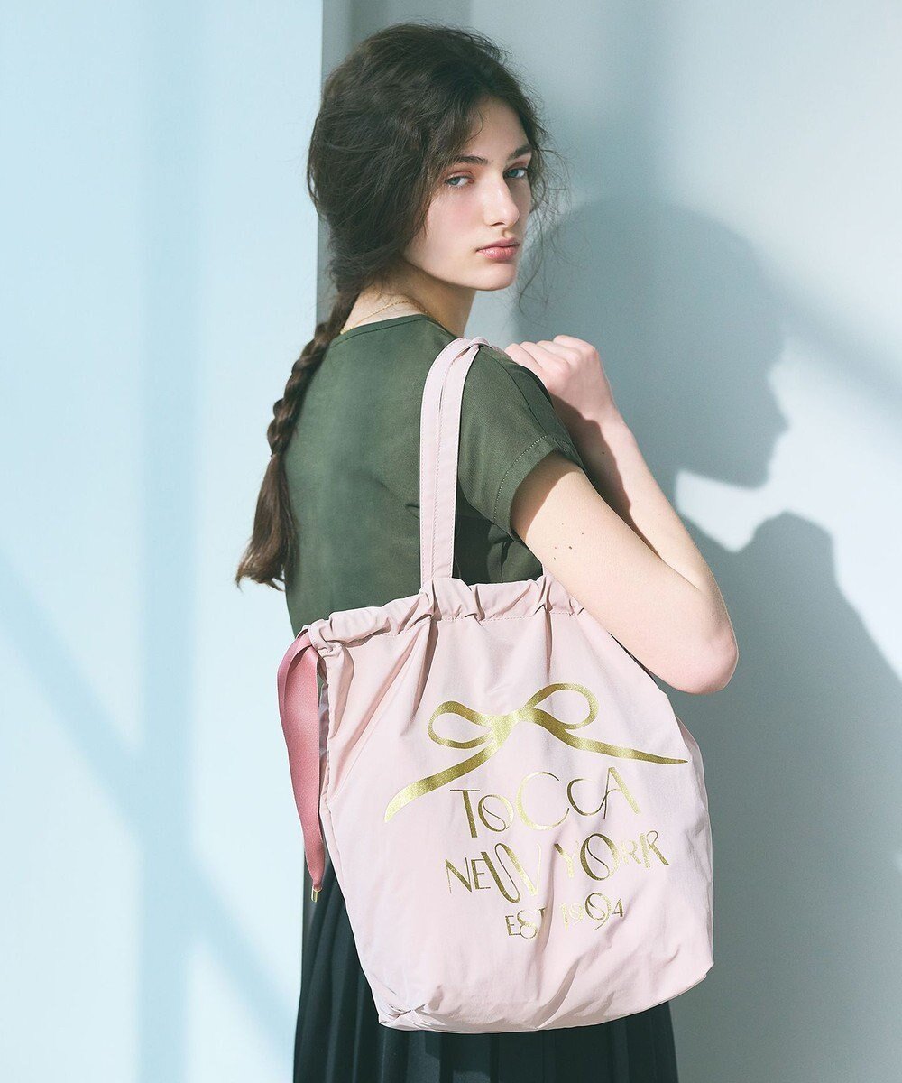 【トッカ/TOCCA】のDANCING RIBBON TRAVELING BAG バッグ インテリア・キッズ・メンズ・レディースファッション・服の通販 founy(ファニー) 　ファッション　Fashion　レディースファッション　WOMEN　バッグ　Bag　オリエンタル　Oriental　コレクション　Collection　巾着　Purse　スペシャル　Special　財布　Wallet　雑誌　Magazine　フロント　Front　プリント　Print　ポケット　Pocket　モダン　Modern　モチーフ　Motif　リボン　Ribbon　旅行　Travel　ビジネス 仕事 通勤　Business　ピンク系|ID: prp329100004570288 ipo3291000000032336943
