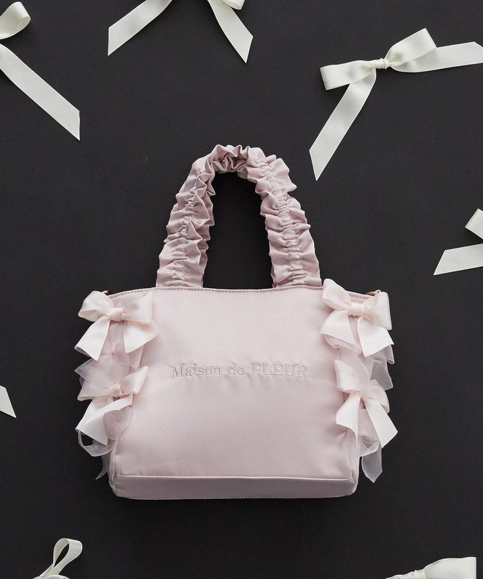 【メゾンドフルール/Maison de FLEUR】のリボンギャザーハンドル2Wayトートバッグ インテリア・キッズ・メンズ・レディースファッション・服の通販 founy(ファニー) https://founy.com/ ファッション Fashion レディースファッション Ladies' Fashion Online バッグ Bag オーガンジー Organdy ギャザー Gather サテン Satin ポケット Pocket リボン Ribbon |ID: prp329100004570332 ipo3291000000032337413