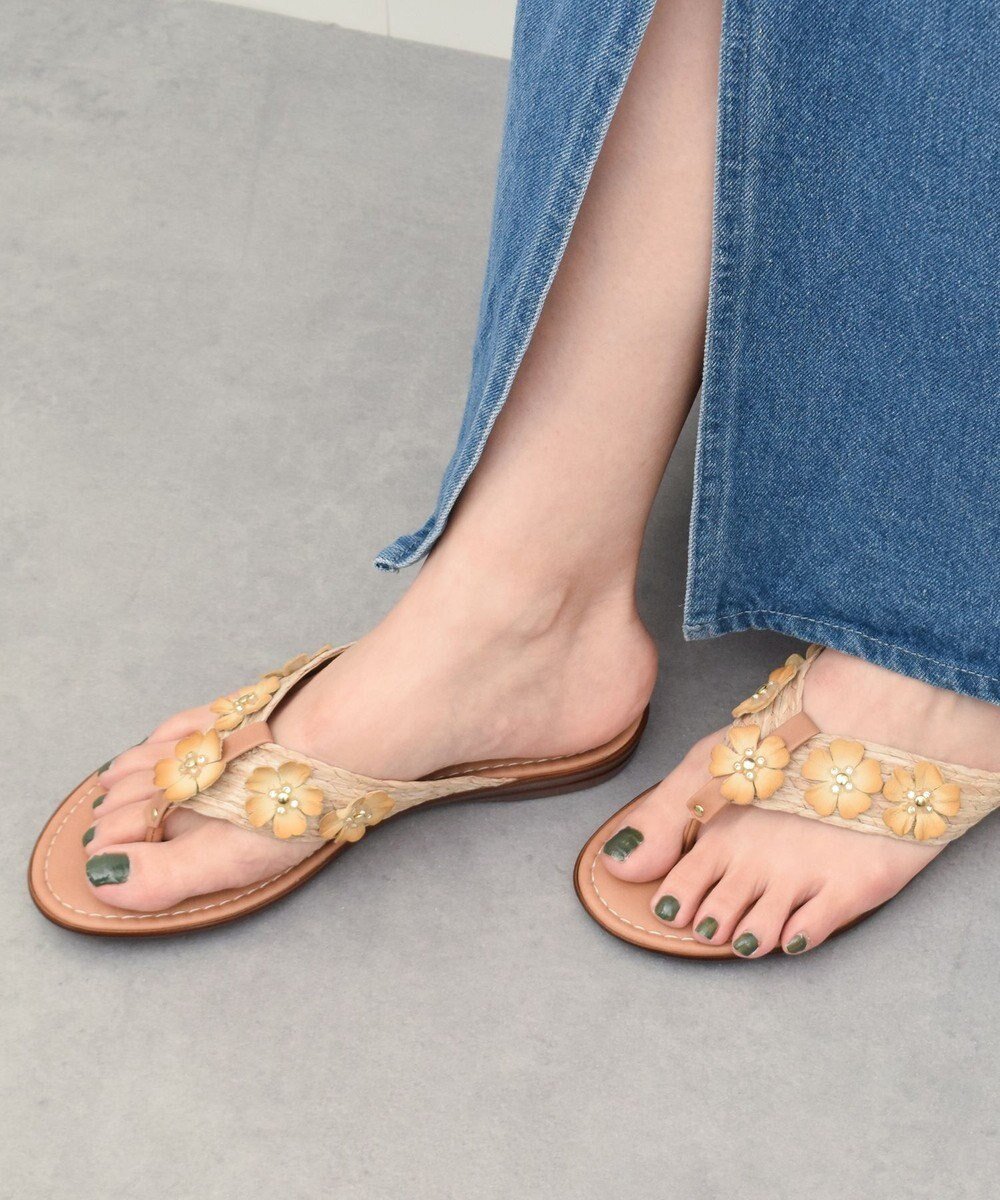 【インター ショシュール/INTER-CHAUSSURES】の【ITALIAN SHOEMAKERS】フラワートングフラットサンダル インテリア・キッズ・メンズ・レディースファッション・服の通販 founy(ファニー) 　ファッション　Fashion　レディースファッション　Ladies' Fashion Online　おすすめ　Recommend　イタリア　Italy　インソール　Insole　クッション　Cushion　サンダル　Sandals　シューズ　Shoes　フラワー　Flower　モチーフ　Motif　リラックス　Relax　人気　Popularity　夏　Summer　春　Spring　S/S・春夏　Ss・Spring/Summer　ベージュ|ID: prp329100004572186 ipo3291000000032416647