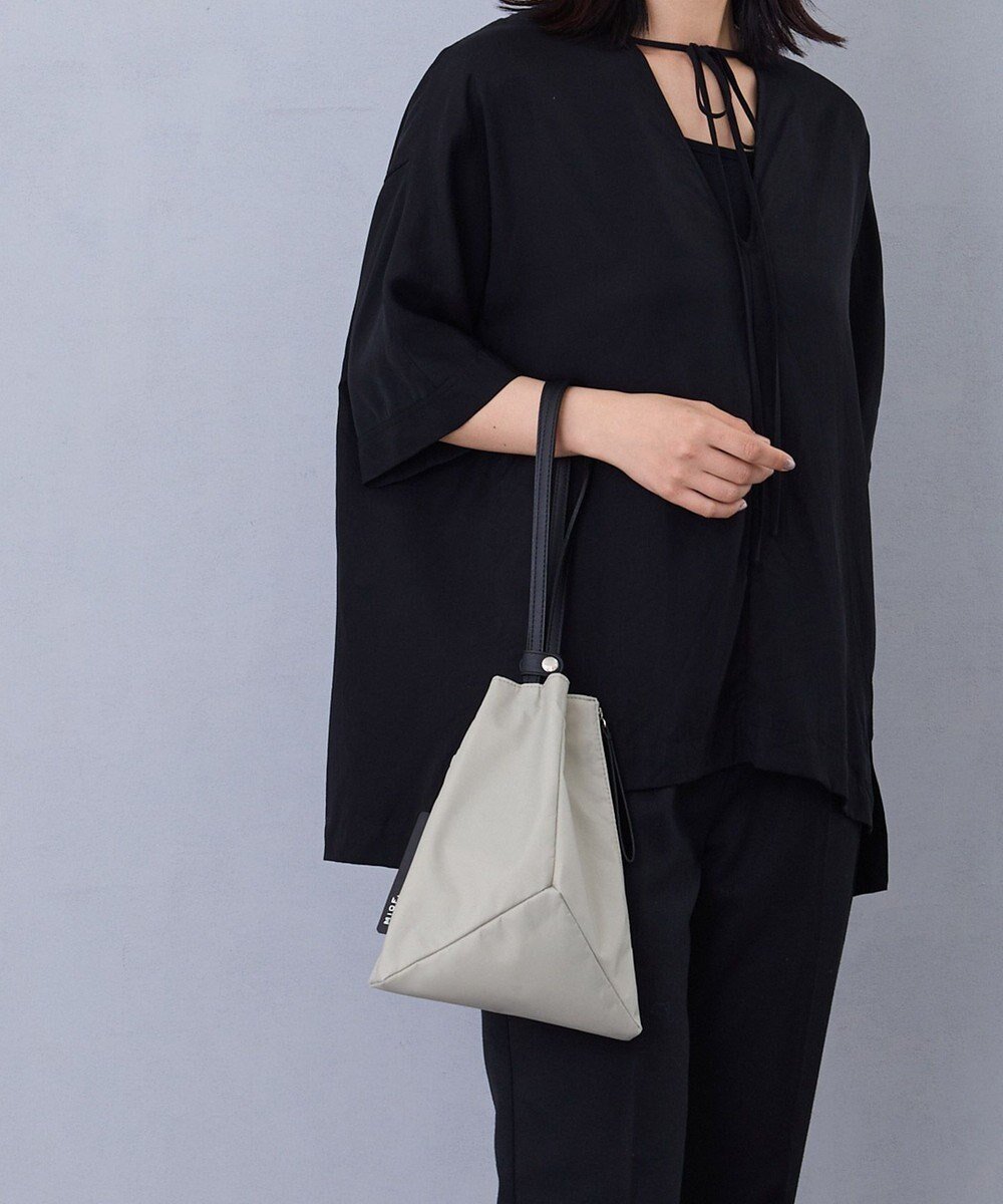 【ミオフィラノ/MioFIRANO】のNY-01 truss_hand bag ナイロン エコロンオックス はっ水 MIOF. ミオフ インテリア・キッズ・メンズ・レディースファッション・服の通販 founy(ファニー) 　ファッション　Fashion　レディースファッション　Ladies' Fashion Online　巾着　Purse　スリム　Slim　ハンドバッグ　Handbag　フォルム　Form　ポケット　Pocket　モダン　Modern　日本製　Made In Japan　旅行　Travel　LIGHT GRAY|ID: prp329100004573388 ipo3291000000032367295