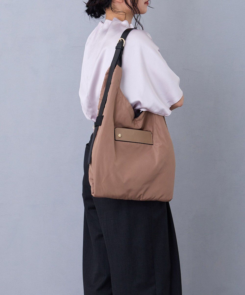 【ミオフィラノ/MioFIRANO】のSILHOUETTE V002 トートバッグ はっ水 A4サイズ対応 インテリア・キッズ・メンズ・レディースファッション・服の通販 founy(ファニー) 　ファッション　Fashion　レディースファッション　Fashion for Women　バッグ　Bags　軽量　Lightweight, Ultra Light　スマート　Smart, Elegant　スリム　Slim, Slim Fit　フォルム　Silhouette, Form　ポケット　Pocket, Pocket Detail　マグネット　Magnet, Magnetic Closure　BEIGE|ID: prp329100004573399 ipo3291000000033657699