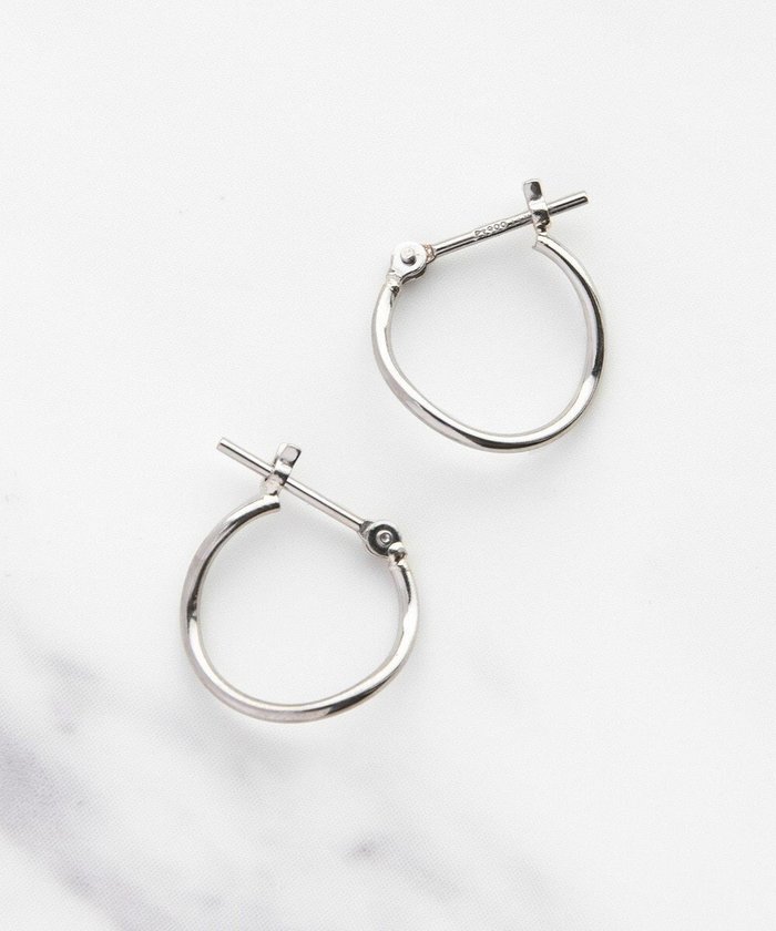 【トッカ/TOCCA】の【WEB限定】PETAL HOOP PIERCED EARRINGS プラチナ ピアス インテリア・キッズ・メンズ・レディースファッション・服の通販 founy(ファニー) https://founy.com/ ファッション Fashion レディースファッション Fashion for Women ジュエリー Jewelry ファッションリング Fashion Rings イヤリング・フープ・ドロップタイプ Hoop, Drop & Clip Earrings アクセサリー Fashion Accessories シンプル Simple, Minimal フープ Hoop, Hoop Earrings ポーチ Pouch, Small Case リュクス Luxury, Elegant, High-End, Chic 再入荷 Restock / Back in Stock |ID: prp329100004576570 ipo3291000000032724122