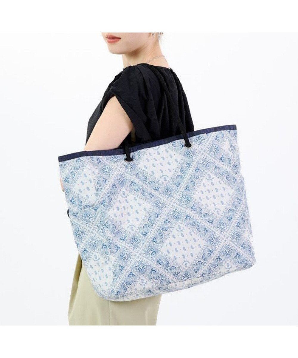 【レスポートサック/LeSportsac】のLARGE 2 WAY TOTE/バンダナブリーズ/ディープシーブルー 人気、トレンドファッション・服の通販 founy(ファニー) 　ファッション　Fashion　レディースファッション　Ladies' Fashion Online　バッグ　Bag　シンプル　Simple　ペイズリー　Paisley　ポケット　Pocket　リバーシブル　Reversible　おすすめ　Recommend　旅行　Travel　ビジネス 仕事 通勤　Business　 other-1|ID: prp329100004577998 ipo3291000000032427347