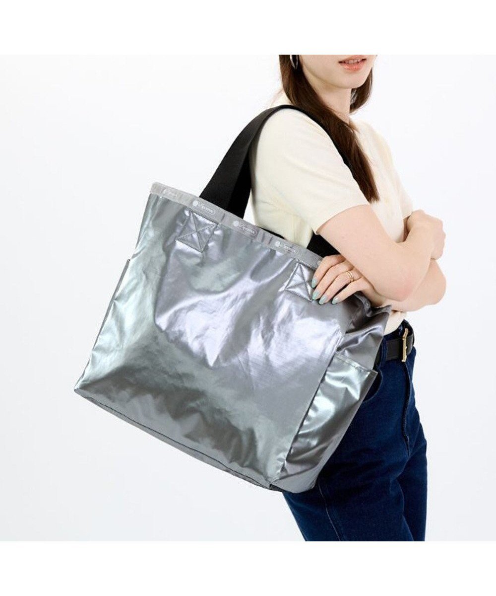 【レスポートサック/LeSportsac】のLG REVERSIBLE TOTE/ガンメタル/ブラックソリッド インテリア・キッズ・メンズ・レディースファッション・服の通販 founy(ファニー) 　ファッション　Fashion　レディースファッション　Ladies' Fashion Online　バッグ　Bag　軽量　Lightweight　シンプル　Simple　トラベル　Travel　プリント　Print　ポケット　Pocket　メタル　Metal　リバーシブル　Reversible　おすすめ　Recommend　旅行　Travel　エレガント 上品　Elegant　ビジネス 仕事 通勤　Business　ガンメタル/ブラックソリッド|ID: prp329100004578006 ipo3291000000032427383