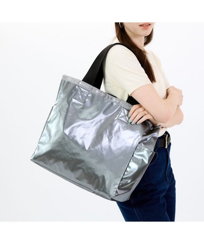 【レスポートサック/LeSportsac】のLG REVERSIBLE TOTE/ガンメタル/ブラックソリッド インテリア・キッズ・メンズ・レディースファッション・服の通販 founy(ファニー) https://founy.com/ ファッション Fashion レディースファッション Fashion for Women バッグ Bags 軽量 Lightweight, Ultra Light シンプル Simple, Minimal トラベル Travel, Travel Gear プリント Print, Printed Pattern ポケット Pocket, Pocket Detail メタル Metal, Metal Parts リバーシブル Reversible, Two-Sided おすすめ Recommended / Our Picks 旅行 Travel エレガント 上品 Elegant ビジネス 仕事 通勤 Business / Work / Commuting |ID: prp329100004578006 ipo3291000000034271982