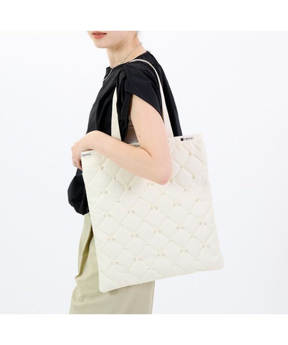 【レスポートサック/LeSportsac】のLG EMERALD TOTE W/ PEARLS/スターライトパール 人気、トレンドファッション・服の通販 founy(ファニー) 　ファッション　Fashion　レディースファッション　Fashion for Women　バッグ　Bags　キルティング　Quilted, Quilting　コレクション　Collection, Seasonal Line　軽量　Lightweight, Ultra Light　シンプル　Simple, Minimal　スリム　Slim, Slim Fit　雑誌　Magazine, Fashion Magazine　パール　Pearl, Pearl Accent　プリント　Print, Printed Pattern　ポケット　Pocket, Pocket Detail　おすすめ　Recommended / Our Picks　ビジネス 仕事 通勤　Business / Work / Commuting　 other-1|ID: prp329100004578025 ipo3291000000034271630
