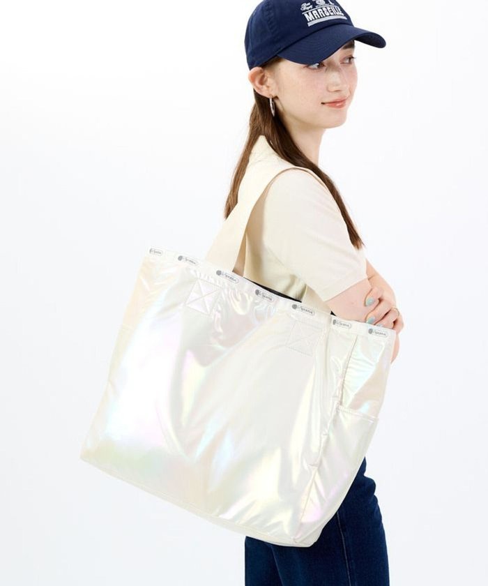 【レスポートサック/LeSportsac】のGRADIENT LG REVERSE TOTE/パーライズドグラディエント/サンダー インテリア・キッズ・メンズ・レディースファッション・服の通販 founy(ファニー) https://founy.com/ ファッション Fashion レディースファッション Fashion for Women バッグ Bags グラデーション Gradient, Ombre 軽量 Lightweight, Ultra Light シンプル Simple, Minimal トラベル Travel, Travel Gear パール Pearl, Pearl Accent プリント Print, Printed Pattern ポケット Pocket, Pocket Detail リバーシブル Reversible, Two-Sided おすすめ Recommended / Our Picks 旅行 Travel エレガント 上品 Elegant ビジネス 仕事 通勤 Business / Work / Commuting |ID: prp329100004578030 ipo3291000000032723425