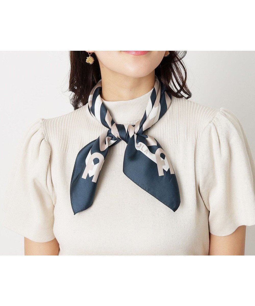 【ムーンバット/MOONBAT】の【美人百花4月号掲載/シルク100%】フルラ (FURLA) スクエア柄 シルクプリントスカーフ 65cm×65cm インテリア・キッズ・メンズ・レディースファッション・服の通販 founy(ファニー) 　雑誌掲載アイテム　Magazine Picks & Fashion Features　ファッション雑誌　Fashion Magazines　ビジンヒャッカ　美人百花　ファッション　Fashion　レディースファッション　Fashion for Women　イタリア　Italy　エレガント 上品　Elegant　コレクション　Collection, Seasonal Line　4月号　April Issue　シルク　Silk, 100% Silk　スカーフ　Scarf, Neckwear　スクエア　Square, Square Shape　雑誌　Magazine, Fashion Magazine　なめらか　Smooth, Silky Texture　バンダナ　Bandana, Head Scarf　パターン　Pattern, Design Print　リュクス　Luxury, Elegant, High-End, Chic　おすすめ　Recommended / Our Picks　ネイビーブルー|ID: prp329100004581883 ipo3291000000033605126