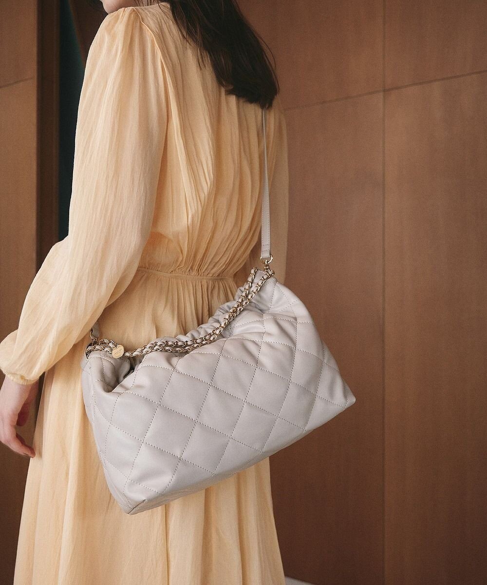 【トプカピ/TOPKAPI】の【TREASURE TOPKAPI】フェイクレザー キルティング チェーン ショルダー バッグ インテリア・キッズ・メンズ・レディースファッション・服の通販 founy(ファニー) 　ファッション　Fashion　レディースファッション　Ladies' Fashion Online　バッグ　Bag　エレガント 上品　Elegant　キルティング　Quilting　巾着　Purse　ショルダー　Shoulder　チェーン　Chain　デニム　Denim　定番　Standard　フェイクレザー　Faux Leather　フォルム　Form　ビジネス 仕事 通勤　Business　サンドグレー|ID: prp329100004582095 ipo3291000000032557688