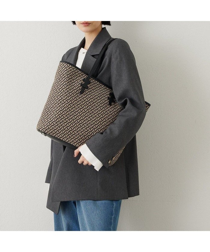 【イアクッチ/IACUCCI】のモノグランマ L JACQUARD/RUGA インテリア・キッズ・メンズ・レディースファッション・服の通販 founy(ファニー) https://founy.com/ 雑誌掲載アイテム Magazine Items ファッション雑誌 Fashion Magazines バイラ BAILA ファッション Fashion レディースファッション Ladies' Fashion Online バッグ Bag 5月号 May Issue キャンバス Canvas クラシカル Classical クール Cool グラフィック Graphic シェイプ Shape シルバー Silver ジャカード Jacquard スマート Smart 雑誌 Magazine 定番 Standard ポケット Pocket メタル Metal モダン Modern ビジネス 仕事 通勤 Business |ID: prp329100004582909 ipo3291000000032476006