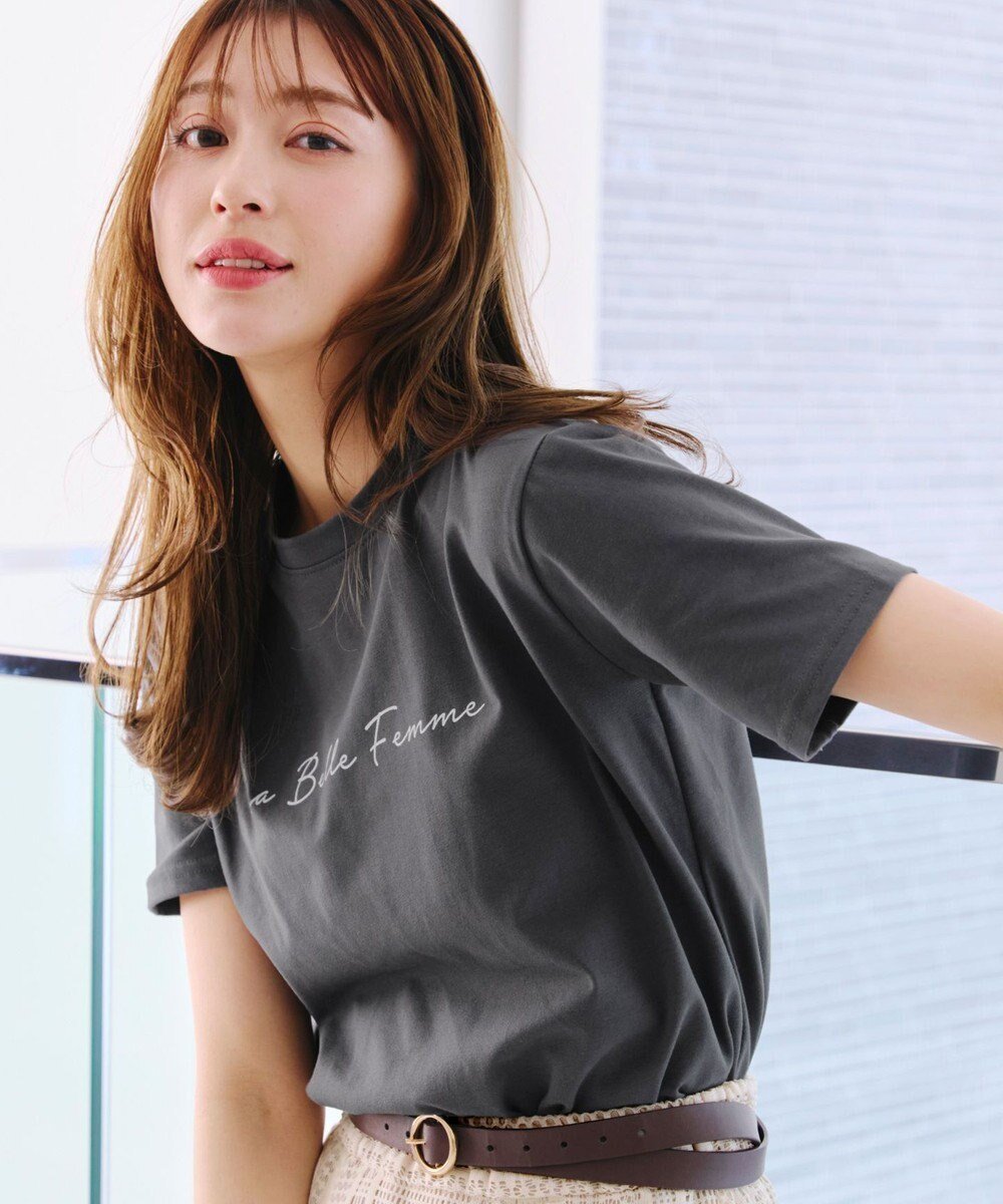 【ティアクラッセ/Tiaclasse】の【洗える】シンプルロゴプリントTシャツ インテリア・キッズ・メンズ・レディースファッション・服の通販 founy(ファニー) 　ファッション　Fashion　レディースファッション　Fashion for Women　トップス・カットソー　Cut & Sew Tops　シャツ・ブラウス・オフィスカジュアル　Elegant Blouses & Button-Ups　ロングTシャツ・Tシャツ　Longline T-Shirts & Tees　カットソー・ベーシックTシャツ　Cut-and-Sewn Tops / Stretch Tees & Basics　アクセサリー　Fashion Accessories　ウォッシャブル　Machine Washable　カットソー　Cut and Sewn Top　カーディガン　Cardigan, Knitwear　シンプル　Simple, Minimal　チュニック　Tunic, Long Top　プリント　Print, Printed Pattern　ポケット　Pocket, Pocket Detail　エレガント 上品　Elegant　再入荷　Restock / Back in Stock　半袖　Short Sleeve, Half Sleeve　夏　Summer　新作・新入荷　New Arrivals / New In　春　Spring　S/S・春夏　SS, Spring/Summer, Warm Season　洗える　Machine Washable　チャコールグレー(筆記体ロゴ)|ID: prp329100004582957 ipo3291000000032767004