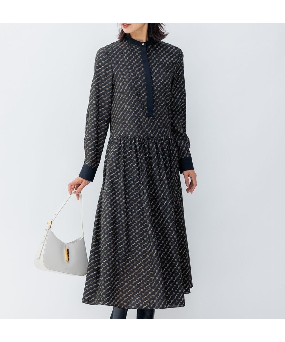 【23区/NIJYUSANKU】の【洗える】Ratti チェーンモチーフ ワンピース 人気、トレンドファッション・服の通販 founy(ファニー) 　ファッション　Fashion　レディースファッション　WOMEN　ワンピース　Dress　イタリア　Italy　洗える　Washable　秋　Autumn/Fall　カフス　Cuffs　クラシカル　Classical　クラシック　Classic　シルク　Silk　シンプル　Simple　スカーフ　Scarf　スタンド　Stand　ストライプ　Stripe　チェーン　Chain　トレンド　Trend　なめらか　Smooth　プリント　Print　プリーツ　Pleats　モチーフ　Motif　無地　Plain Color　A/W・秋冬　Aw・Autumn/Winter・Fw・Fall-Winter　再入荷　Restock/Back In Stock/Re Arrival　2023年　2023　2023-2024秋冬・A/W　Aw/Autumn/Winter//Fw/Fall-Winter/2023-2024　 other-1|ID: prp329100004584317 ipo3291000000032498725
