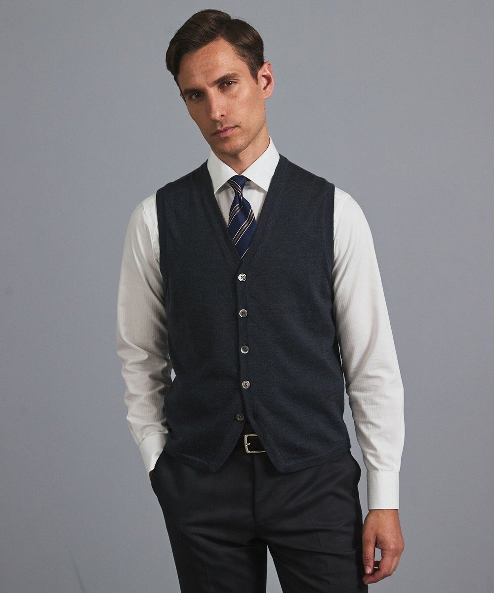 【五大陸/gotairiku / MEN】の体温調整に【洗える/チクチクしにくい/ピリングしにくい】イタリア糸 ハイゲージ ベスト_WOOL100% インテリア・キッズ・メンズ・レディースファッション・服の通販 founy(ファニー) 　ファッション　Fashion　メンズファッション　Fashion for Men　トップス・カットソー　Cut & Sew Tops　ニット・セーター / 定番トップス　Knit Tops & Sweaters　ベスト・ジレ　Vests & Gilets　イタリア　Italy　春　Spring　洗える　Machine Washable　抗菌　Antibacterial, Bacteria-Resistant　軽量　Lightweight, Ultra Light　スタイリッシュ　Stylish, Fashionable　スマート　Smart, Elegant　スーツ　Suit, Formalwear　セーター　Sweater, Knitwear　タートルネック　Turtleneck, High Neck　ドレス　Dress, One-Piece　人気　Popular, Best Seller　パターン　Pattern, Design Print　フラット　Flat, Flat Shoes　ベスト　Vest, Waistcoat　ベーシック　Basic, Essential　ポロシャツ　Polo Shirt, Collared Tee　半袖　Short Sleeve, Half Sleeve　メンズ　Men's, Menswear　レギュラー　Regular, Standard Fit　ロング　Long, Long-Length　冬　Winter / This Winter　A/W・秋冬　Autumn/Winter　S/S・春夏　SS, Spring/Summer, Warm Season　夏　Summer　グレー系|ID: prp329100004584445 ipo3291000000034198644