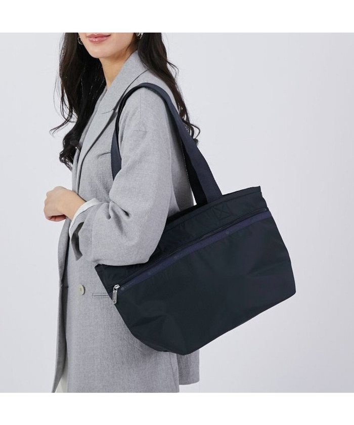 【レスポートサック/LeSportsac】のTWO HANDLE ZIP TOTE/ディープシーブルー インテリア・キッズ・メンズ・レディースファッション・服の通販 founy(ファニー) https://founy.com/ ファッション Fashion レディースファッション Fashion for Women バッグ Bags 軽量 Lightweight, Ultra Light シンプル Simple, Minimal スポーツ Sports, Activewear トラベル Travel, Travel Gear 手帳 Planner, Notebook プリント Print, Printed Pattern ポケット Pocket, Pocket Detail 無地 Plain, Solid Color おすすめ Recommended / Our Picks 旅行 Travel ビジネス 仕事 通勤 Business / Work / Commuting |ID: prp329100004584446 ipo3291000000032718507