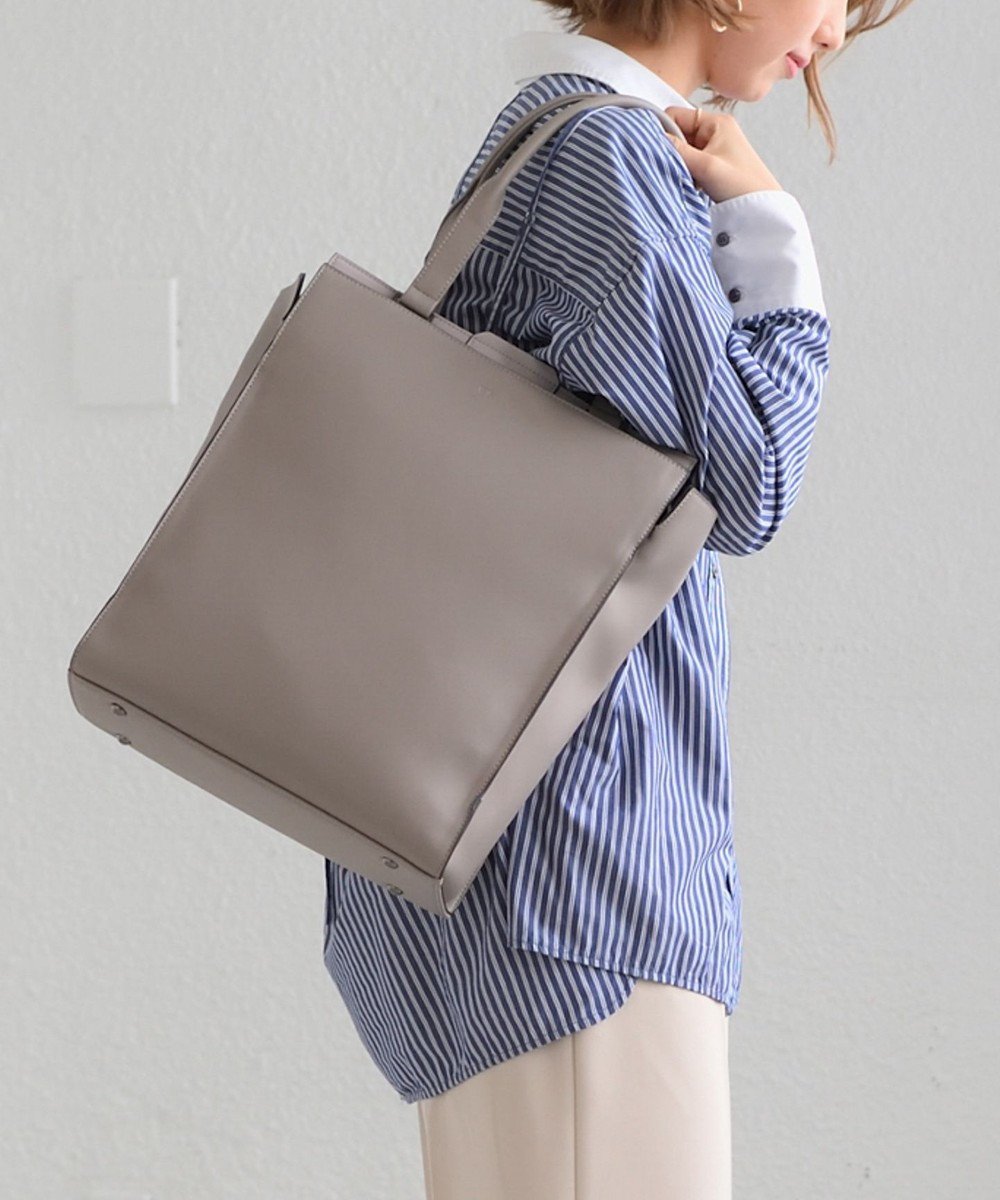 【エースバッグズアンドラゲッジ/ACE BAGS & LUGGAGE】のW .Day/Night リリ バーチカルトート A4サイズ 13.3インチPC 15176 ダブルアンドデイナイト インテリア・キッズ・メンズ・レディースファッション・服の通販 founy(ファニー) 　ファッション　Fashion　レディースファッション　Ladies' Fashion Online　バッグ　Bag　イエロー　Yellow　クッション　Cushion　シンプル　Simple　スエード　Suede　スリット　Slit　スリーブ　Sleeve　ポケット　Pocket　ポーチ　Pouch　おすすめ　Recommend　ビジネス 仕事 通勤　Business　グレージュ|ID: prp329100004584521 ipo3291000000032616827