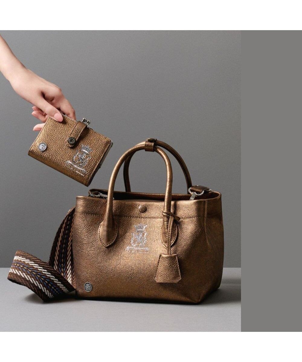 【アクセソワドゥマドモワゼルジャップ/A.D.M.J】の【牛革】メタリックレザー/キューブトート21cm インテリア・キッズ・メンズ・レディースファッション・服の通販 founy(ファニー)  ファッション Fashion レディースファッション Fashion for Women バッグ Bags アンティーク Antique-Inspired 人気 Popular, Best Seller フォルム Silhouette, Form ポケット Pocket, Pocket Detail マグネット Magnet, Magnetic Closure メタリック Metallic, Shiny Finish モチーフ Motif, Design Theme ラップ Wrap, Wrap Design エレガント 上品 Elegant ブラス ブラウン|ID: prp329100004584754 ipo3291000000034199850