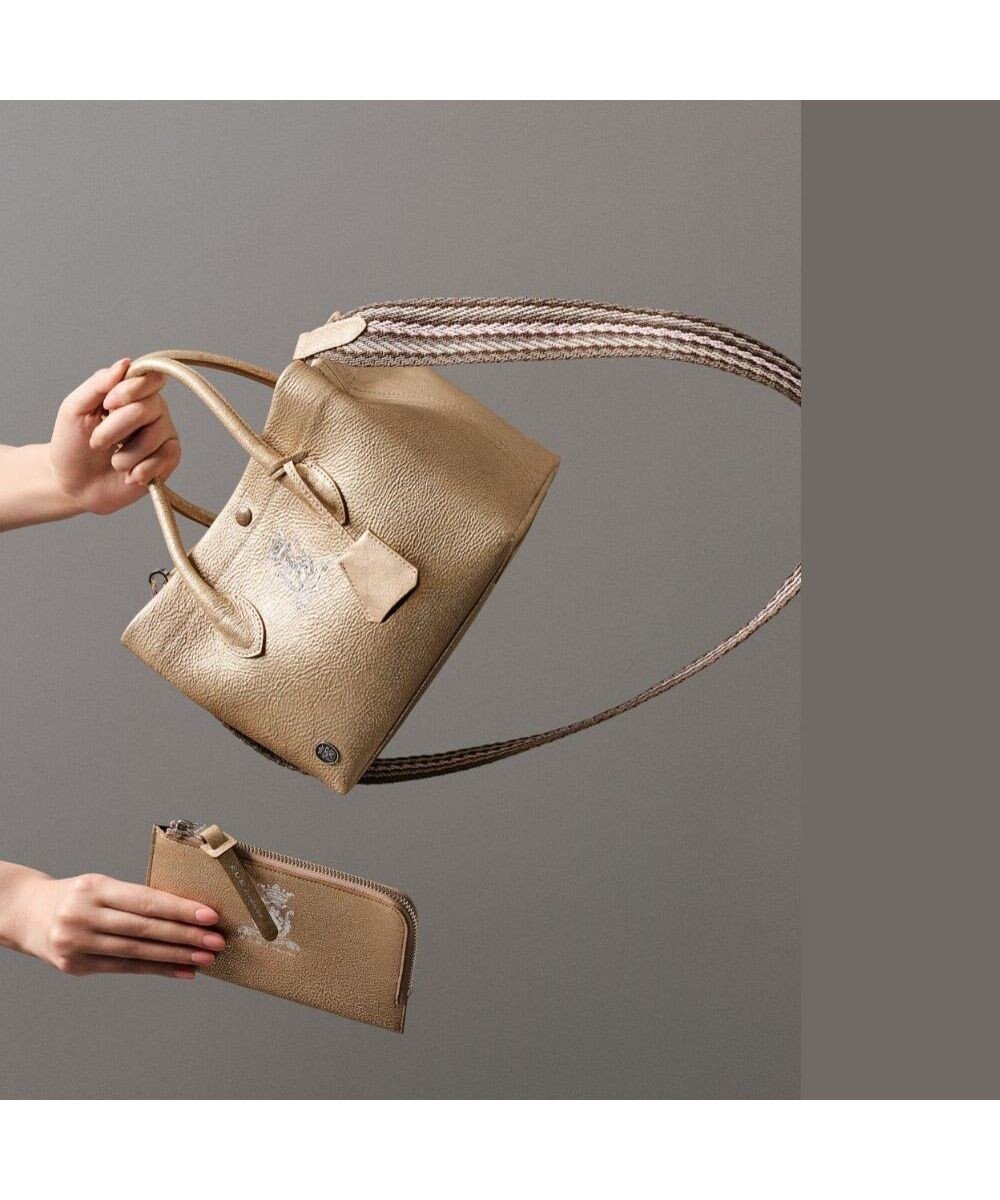 【アクセソワドゥマドモワゼルジャップ/A.D.M.J】の【牛革】メタリックレザー/キューブトート21cm インテリア・キッズ・メンズ・レディースファッション・服の通販 founy(ファニー)  ファッション Fashion レディースファッション Fashion for Women バッグ Bags アンティーク Antique-Inspired 人気 Popular, Best Seller フォルム Silhouette, Form ポケット Pocket, Pocket Detail マグネット Magnet, Magnetic Closure メタリック Metallic, Shiny Finish モチーフ Motif, Design Theme ラップ Wrap, Wrap Design エレガント 上品 Elegant ゴールド|ID: prp329100004584754 ipo3291000000034199852