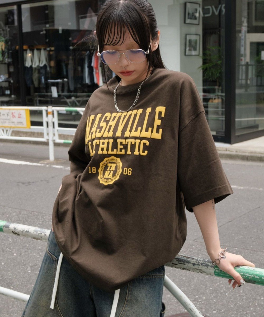 【ウィゴー/WEGO】の【ユニセックス着用ITEM】アクセ付きグラフィックT(SS) インテリア・キッズ・メンズ・レディースファッション・服の通販 founy(ファニー) 　ファッション　Fashion　レディースファッション　Fashion for Women　トップス・カットソー　Cut & Sew Tops　シャツ・ブラウス・オフィスカジュアル　Elegant Blouses & Button-Ups　ロングTシャツ・Tシャツ　Longline T-Shirts & Tees　カットソー・ベーシックTシャツ　Cut-and-Sewn Tops / Stretch Tees & Basics　アクセサリー　Fashion Accessories　春　Spring　カットソー　Cut and Sewn Top　カーゴパンツ　Cargo Pants, Utility Pants　グラフィック　Graphic, Graphic Design　シンプル　Simple, Minimal　スマホ　Smartphone, Mobile Device　デニム　Denim, Jeans Material　トレンド　Trend, Trending Now　ネックレス　Necklace, Pendant Necklace　ハーフ　Half, Half-Length　半袖　Short Sleeve, Half Sleeve　ロング　Long, Long-Length　S/S・春夏　SS, Spring/Summer, Warm Season　おすすめ　Recommended / Our Picks　夏　Summer　ブラウン|ID: prp329100004585674 ipo3291000000032673275