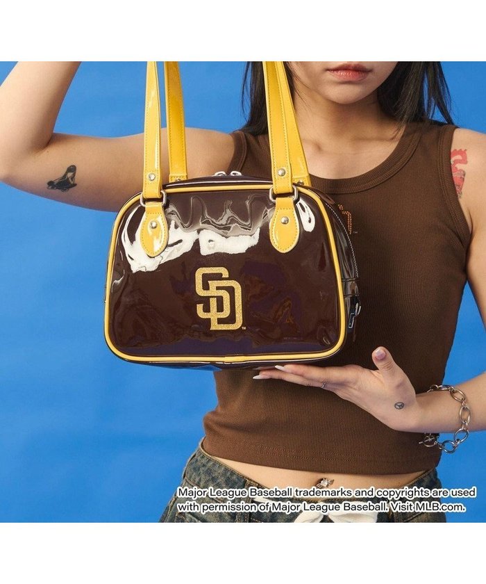 【ウィゴー/WEGO】の別注MLBエナメルボストンバッグ インテリア・キッズ・メンズ・レディースファッション・服の通販 founy(ファニー) https://founy.com/ ファッション Fashion レディースファッション Ladies' Fashion Online バッグ Bag エナメル Enamel キーホルダー Key Ring スポーツ Sports スマホ Smartphone ボストンバッグ Boston Bag ポケット Pocket 別注 Special Order |ID: prp329100004589102 ipo3291000000032672852