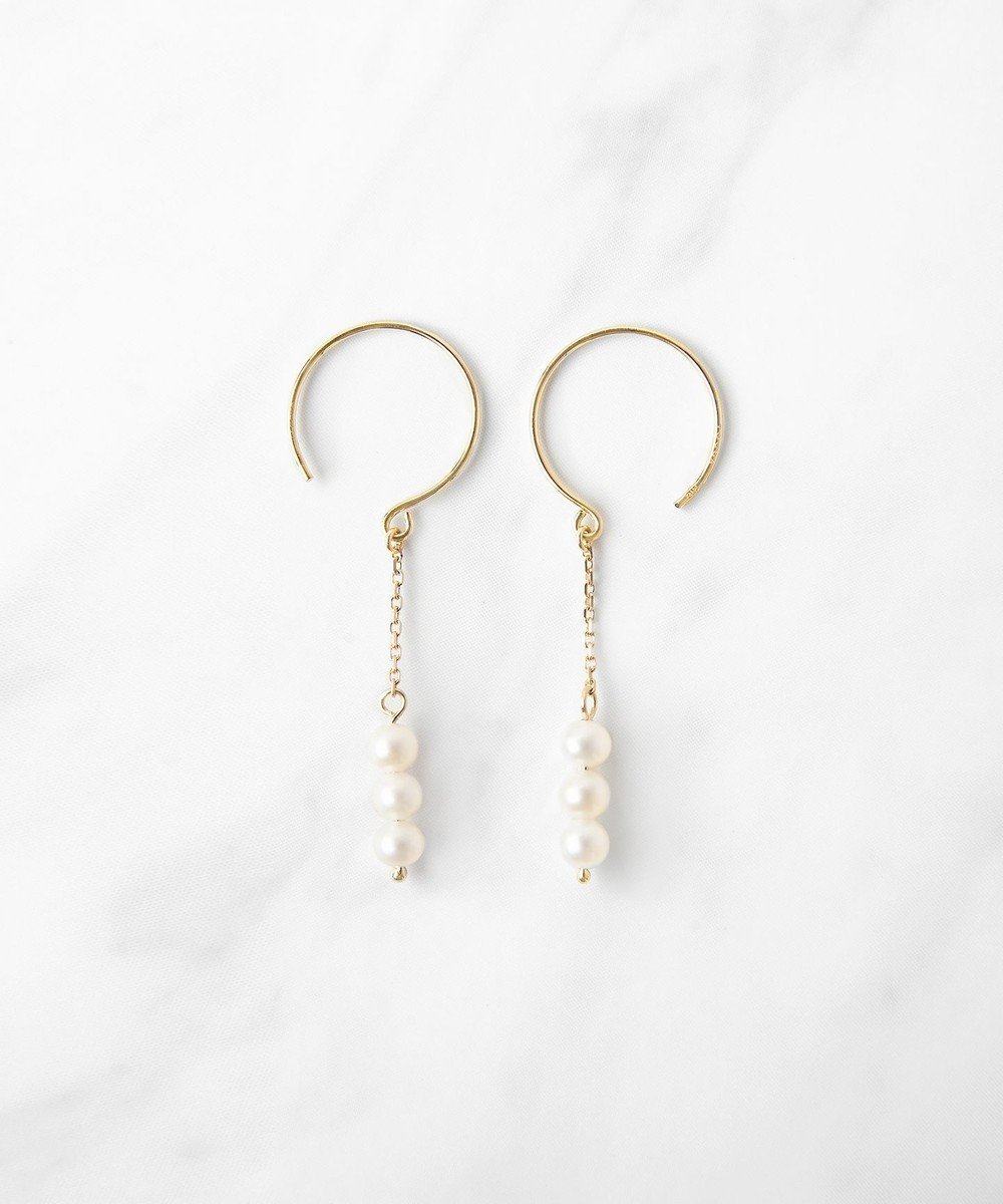 【トッカ/TOCCA】の【WEB限定】FRILL PEARL SWING PIERCED EARRINGS K10ゴールド 淡水パールピアス インテリア・キッズ・メンズ・レディースファッション・服の通販 founy(ファニー) 　ファッション　Fashion　レディースファッション　Ladies' Fashion Online　ジュエリー　Jewelry　リング　Rings　イヤリング　Earrings　アクセサリー　Accessories　シンプル　Simple　チェーン　Chain　パール　Pearl　フリル　Frills　フープ　Hoop　ポーチ　Pouch　モダン　Modern　イエローゴールド系|ID: prp329100004589691 ipo3291000000032563580