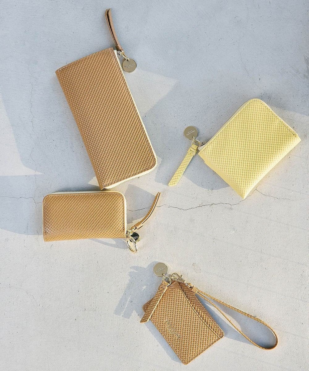 【トプカピ/TOPKAPI】の【TREASURE TOPKAPI】クロスエンボス レザー L字ファスナー 長財布 インテリア・キッズ・メンズ・レディースファッション・服の通販 founy(ファニー) 　ファッション　Fashion　レディースファッション　Fashion for Women　ミニ財布・二つ折り財布　Wallets & Card Cases　イエロー　Yellow　春　Spring　スマート　Smart, Elegant　スリム　Slim, Slim Fit　財布　Wallet, Purse　チャーム　Charm, Pendant　プレート　Plate, Dish　ポケット　Pocket, Pocket Detail　メッシュ　Mesh, Net Fabric　S/S・春夏　SS, Spring/Summer, Warm Season　夏　Summer　キャメル|ID: prp329100004590837 ipo3291000000033263128