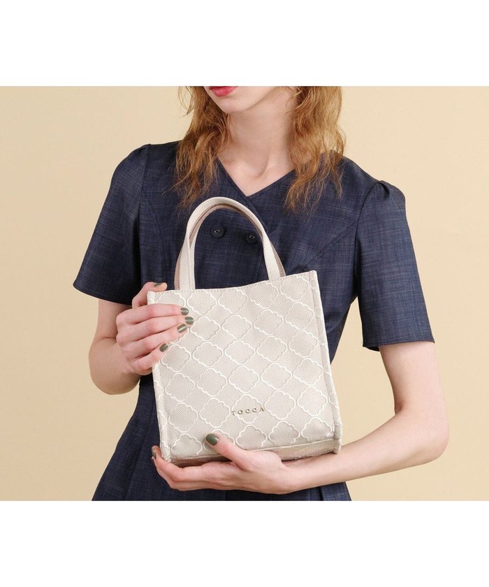 【トッカ/TOCCA】のCHECKER CLOVER EMBROIDERY MINI ミニバッグ インテリア・キッズ・メンズ・レディースファッション・服の通販 founy(ファニー) https://founy.com/ ファッション Fashion レディースファッション Fashion for Women バッグ Bags エレガント 上品 Elegant キャンバス Canvas, Canvas Fabric シンプル Simple, Minimal ジップ Zip, Zipper 財布 Wallet, Purse 雑誌 Magazine, Fashion Magazine テクスチャー Texture, Textured Fabric デニム Denim, Jeans Material トリミング Trimming, Decorative Edge ポケット Pocket, Pocket Detail モダン Modern, Contemporary モチーフ Motif, Design Theme A/W・秋冬 Autumn/Winter 冬 Winter / This Winter 2024年 2024 ビジネス 仕事 通勤 Business / Work / Commuting 2024-2025秋冬・A/W Autumn/Winter 2024–25 AW24–25 |ID: prp329100004594846 ipo3291000000032644723