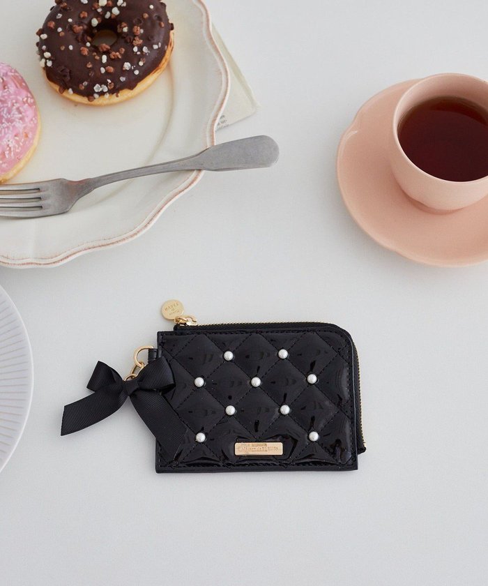 【メゾンドフルール/Maison de FLEUR】のエナメルパールフラグメントケース インテリア・キッズ・メンズ・レディースファッション・服の通販 founy(ファニー) https://founy.com/ ファッション Fashion レディースファッション Ladies' Fashion Online 財布 Wallets カードケース/名刺入れ Card Cases NEW・新作・新着・新入荷 New Arrivals エナメル Enamel キルティング Quilting パール Pearl ポケット Pocket リボン Ribbon 財布 Wallet |ID: prp329100004597093 ipo3291000000032671486