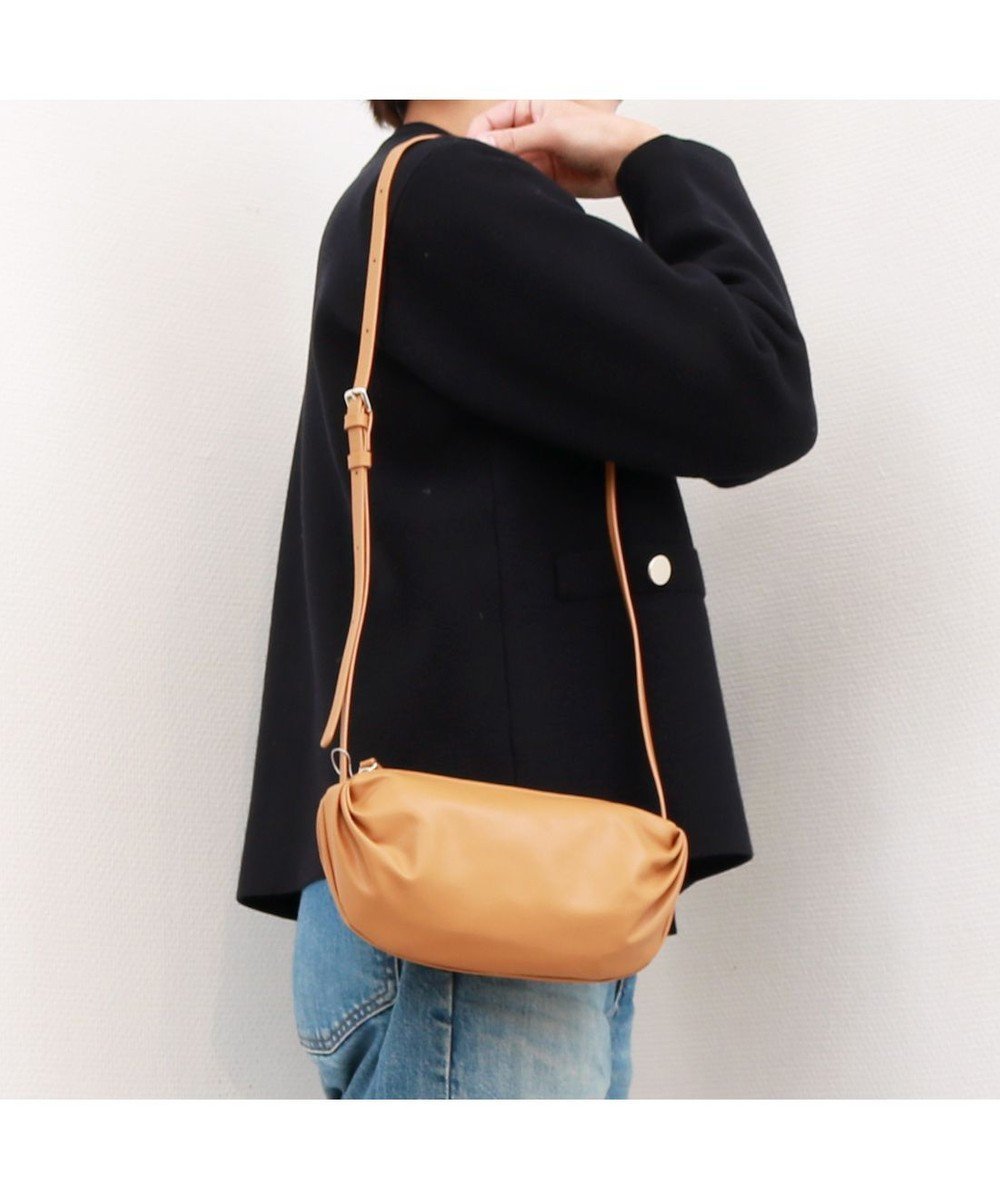 【アンビリオン/UNBILLION】のカシュカシュ cachecache / ギョウザ型ミニショルダー インテリア・キッズ・メンズ・レディースファッション・服の通販 founy(ファニー) 　ファッション　Fashion　レディースファッション　Fashion for Women　5月号　May Issue　カラフル　Colorful Design　ショルダー　Shoulder, Shoulder Strap　財布　Wallet, Purse　雑誌　Magazine, Fashion Magazine　ハンド　Hand, Handmade　フォルム　Silhouette, Form　ポシェット　Pochette, Mini Bag　ポーチ　Pouch, Small Case　ミックス　Mix, Mixed Style　モチーフ　Motif, Design Theme　再入荷　Restock / Back in Stock　キャメル|ID: prp329100004597798 ipo3291000000033277061
