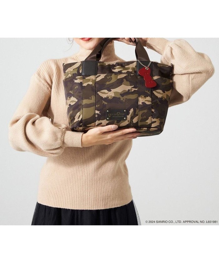 【ラ バガジェリー/LA BAGAGERIE】の【LA BAGAGERIE×HELLO KITTY】リボンチャーム付き デイリートート Sサイズ インテリア・キッズ・メンズ・レディースファッション・服の通販 founy(ファニー) https://founy.com/ ファッション Fashion レディースファッション Fashion for Women バッグ Bags シンプル Simple, Minimal スマート Smart, Elegant チャーム Charm, Pendant ハンカチ Handkerchief, Hanky ポケット Pocket, Pocket Detail マグネット Magnet, Magnetic Closure リップ Lip, Lip Motif リボン Ribbon, Bow |ID: prp329100004598464 ipo3291000000032686095