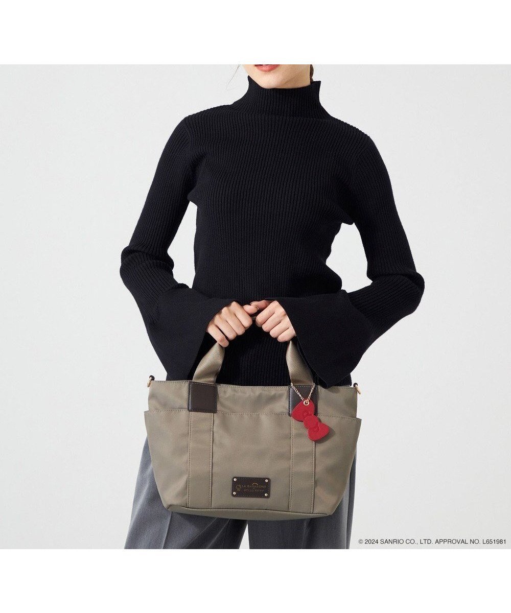 【ラ バガジェリー/LA BAGAGERIE】の【LA BAGAGERIE×HELLO KITTY】リボンチャーム付き デイリートート Sサイズ インテリア・キッズ・メンズ・レディースファッション・服の通販 founy(ファニー) 　ファッション　Fashion　レディースファッション　Fashion for Women　バッグ　Bags　シンプル　Simple, Minimal　スマート　Smart, Elegant　チャーム　Charm, Pendant　ハンカチ　Handkerchief, Hanky　ポケット　Pocket, Pocket Detail　マグネット　Magnet, Magnetic Closure　リップ　Lip, Lip Motif　リボン　Ribbon, Bow　グレージュ|ID: prp329100004598464 ipo3291000000033673557