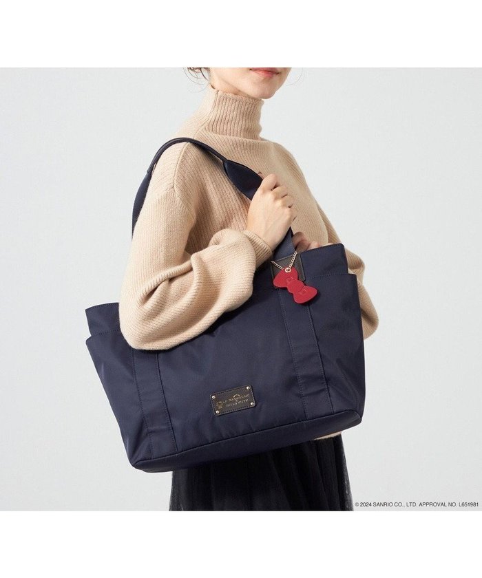 【ラ バガジェリー/LA BAGAGERIE】の【LA BAGAGERIE×HELLO KITTY】リボンチャーム付き デイリートート Mサイズ インテリア・キッズ・メンズ・レディースファッション・服の通販 founy(ファニー) https://founy.com/ ファッション Fashion レディースファッション Fashion for Women バッグ Bags おすすめ Recommended / Our Picks シンプル Simple, Minimal スマート Smart, Elegant チャーム Charm, Pendant ハンカチ Handkerchief, Hanky ポケット Pocket, Pocket Detail マグネット Magnet, Magnetic Closure リップ Lip, Lip Motif リボン Ribbon, Bow ビジネス 仕事 通勤 Business / Work / Commuting |ID: prp329100004599460 ipo3291000000032695828