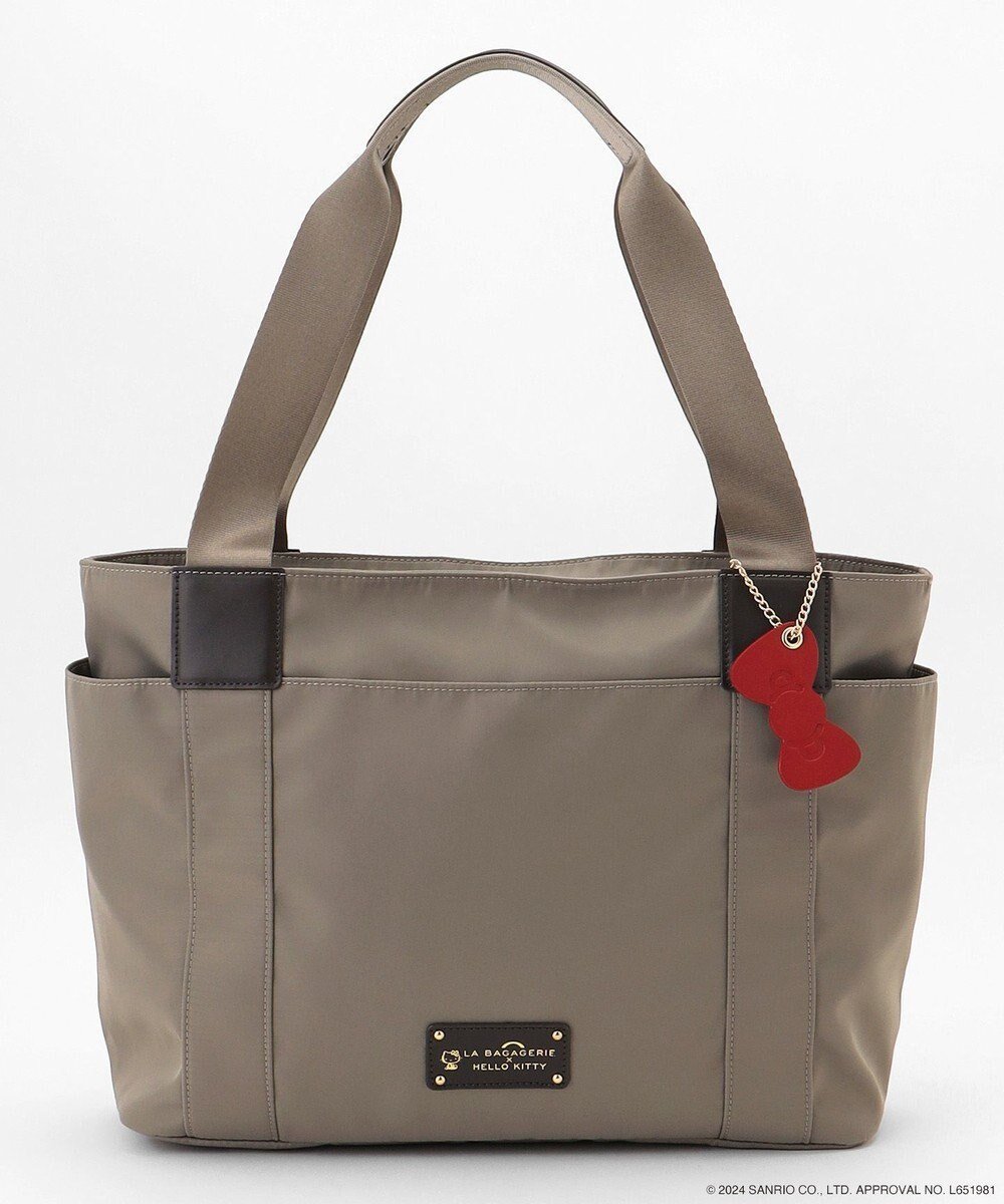 【ラ バガジェリー/LA BAGAGERIE】の【LA BAGAGERIE×HELLO KITTY】リボンチャーム付き デイリートート Mサイズ インテリア・キッズ・メンズ・レディースファッション・服の通販 founy(ファニー) ファッション Fashion レディースファッション Fashion for Women バッグ Bags おすすめ Recommended / Our Picks シンプル Simple, Minimal スマート Smart, Elegant チャーム Charm, Pendant ハンカチ Handkerchief, Hanky ポケット Pocket, Pocket Detail マグネット Magnet, Magnetic Closure リップ Lip, Lip Motif リボン Ribbon, Bow ビジネス 仕事 通勤 Business / Work / Commuting グレージュ|ID: prp329100004599460 ipo3291000000033673573
