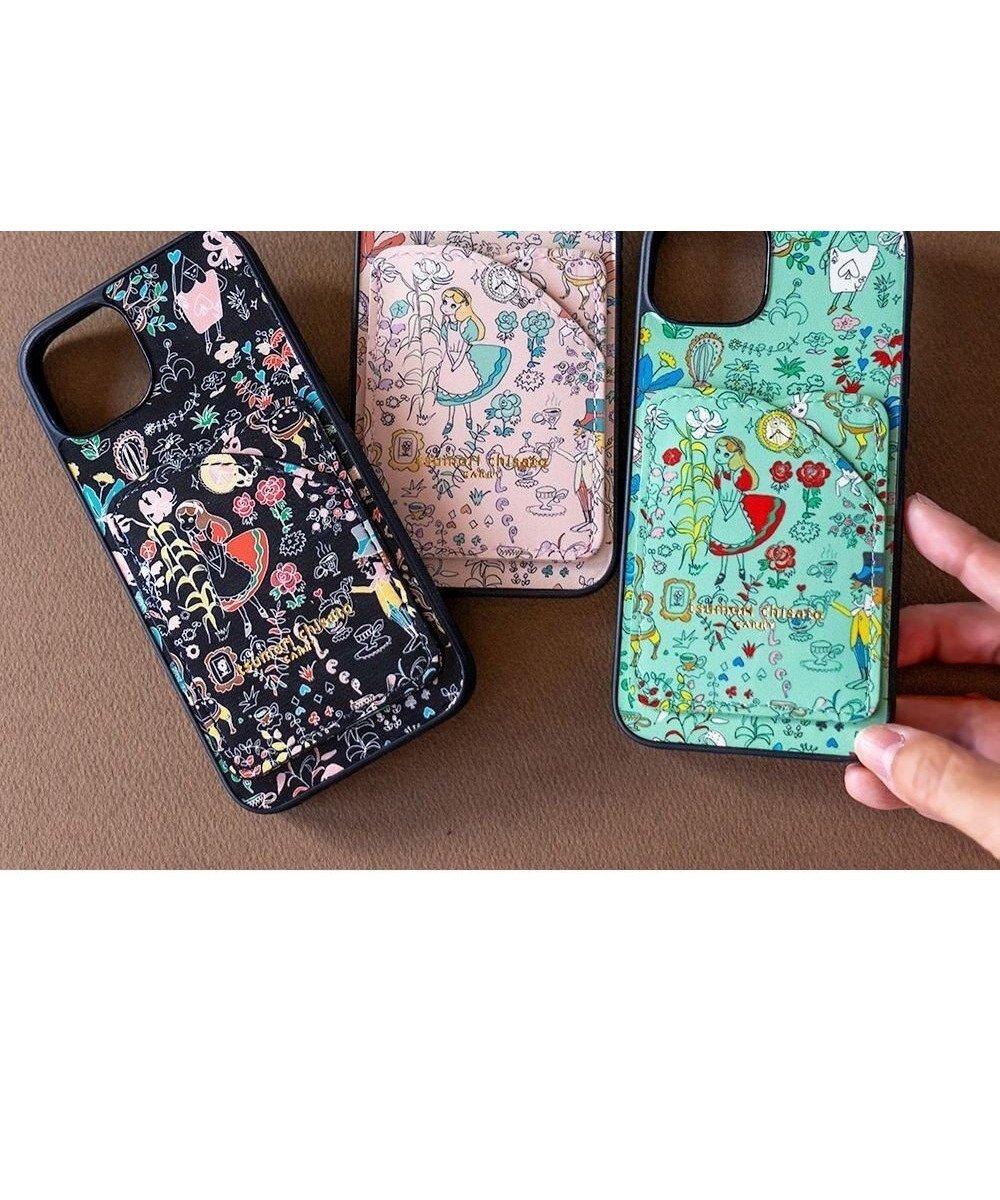 【ツモリチサト キャリー/tsumori chisato CARRY】の不思議の国のアリス iPhoneケース バックカバー (iPhone 13 / 14対応) インテリア・キッズ・メンズ・レディースファッション・服の通販 founy(ファニー) 　ファッション　Fashion　レディースファッション　Fashion for Women　バッグ　Bags　iPhone アイフォーン　iPhone　エナメル　Patent Leather　キャラクター　Character, Licensed Characters　スポーツ　Sports, Activewear　プリント　Print, Printed Pattern　ポケット　Pocket, Pocket Detail　モバイル　Mobile, Smartphone　財布　Wallet, Purse　グリーン|ID: prp329100004600650 ipo3291000000032709553