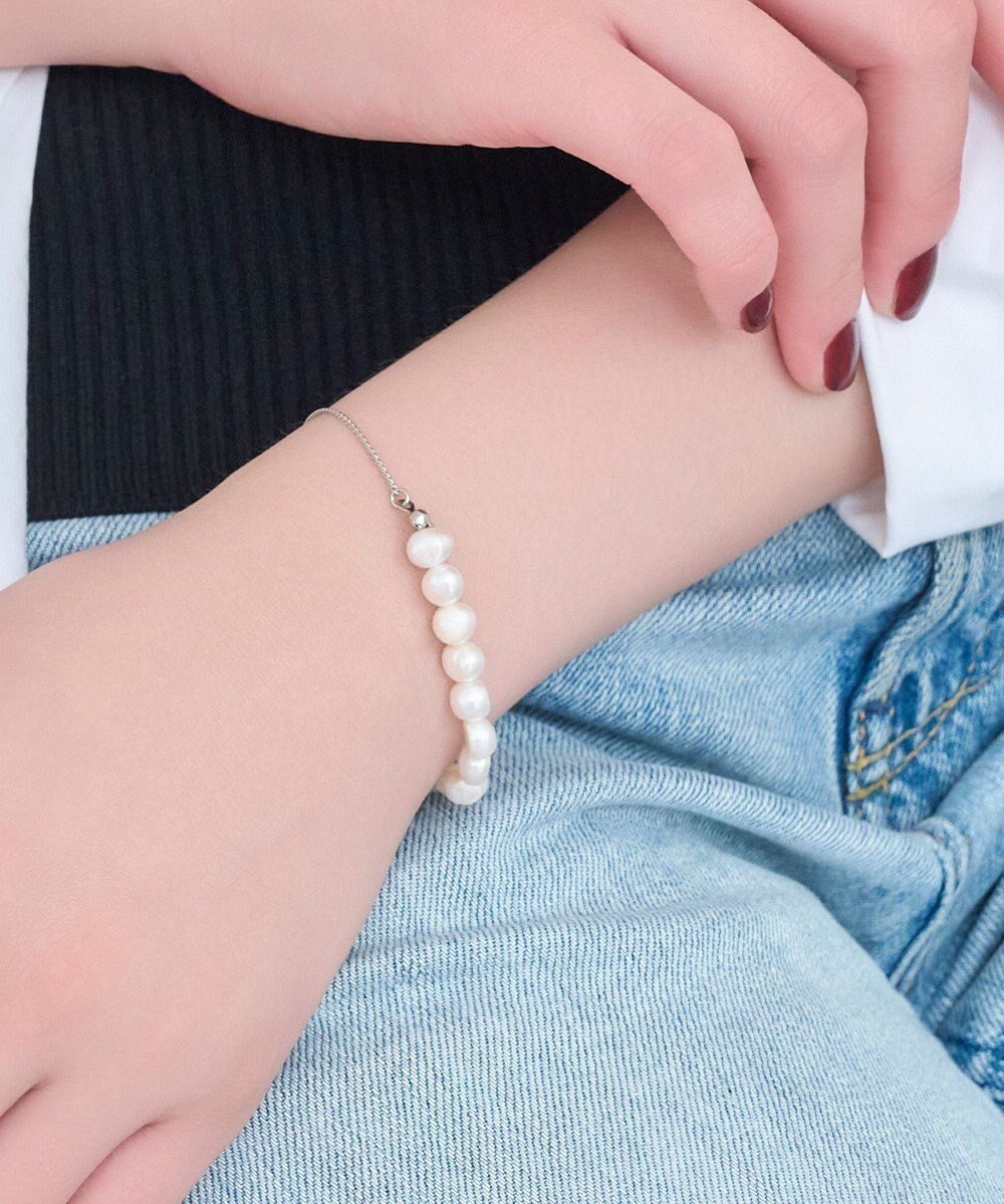 【フィービィー/phoebe】のフレッシュウォーターパールブレスレット シルバー/淡水パール 人気、トレンドファッション・服の通販 founy(ファニー) 　ファッション　Fashion　レディースファッション　Fashion for Women　ジュエリー　Jewelry　チェーン＆カフブレスレット　Cuff & Chain Bracelets　新作・新入荷　New Arrivals / New In　アクセサリー　Fashion Accessories　シルバー　Silver, Metallic Silver　チェーン　Chain, Chain Strap　パール　Pearl, Pearl Accent　ブレスレット　Bracelet, Wristband　ワンポイント　One Point, Statement Accent　エレガント 上品　Elegant　 other-1|ID: prp329100004600770 ipo3291000000032710372