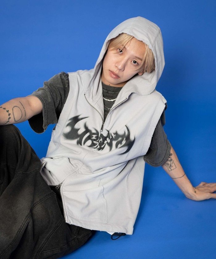 【ウィゴー/WEGO】のノースリーブグラフィックZIPパーカー インテリア・キッズ・メンズ・レディースファッション・服の通販 founy(ファニー) https://founy.com/ ファッション Fashion レディースファッション Fashion for Women トップス・カットソー Cut & Sew Tops キャミソール&ノースリーブ Camisoles & Sleeveless Tops レディースパーカー・カジュアルフーディー Casual Hoodies & Sweatshirts 春 Spring カーゴパンツ Cargo Pants, Utility Pants グラフィック Graphic, Graphic Design スポーティ Sporty, Casual Athletic スマホ Smartphone, Mobile Device スラックス Slacks, Dress Pants ダメージ Distressed, Destroyed デニム Denim, Jeans Material トレンド Trend, Trending Now ノースリーブ Sleeveless, No-Sleeve パーカー Hoodie, Parka フロント Front, Front Design レース Lace, Lace Fabric ロング Long, Long-Length S/S・春夏 SS, Spring/Summer, Warm Season 新作・新入荷 New Arrivals / New In おすすめ Recommended / Our Picks 夏 Summer |ID: prp329100004603030 ipo3291000000032735137
