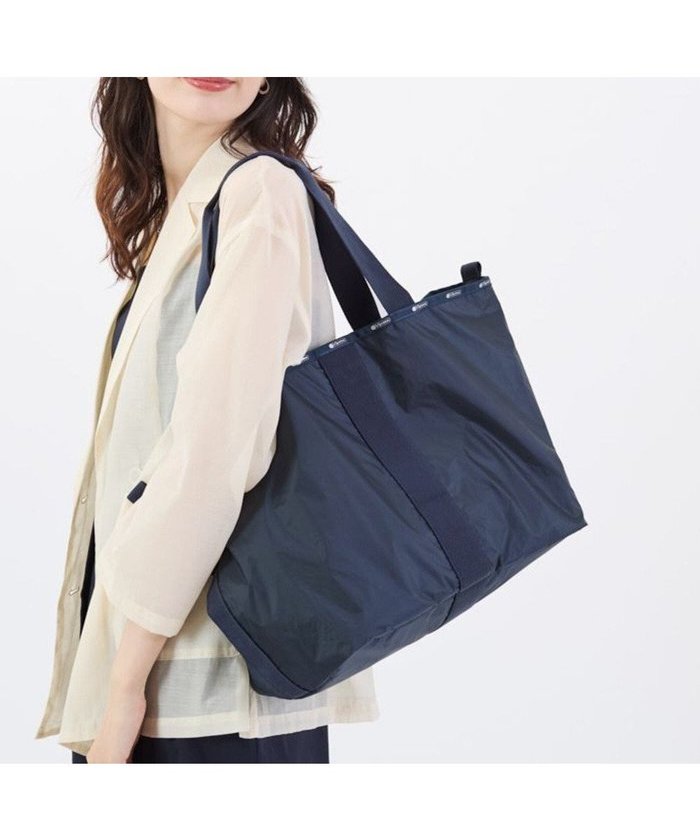 【レスポートサック/LeSportsac】のESSENTIAL LG OPEN TOTE/ダークブルーC インテリア・キッズ・メンズ・レディースファッション・服の通販 founy(ファニー) https://founy.com/ ファッション Fashion レディースファッション Fashion for Women バッグ Bags 軽量 Lightweight, Ultra Light シンプル Simple, Minimal スポーティ Sporty, Casual Athletic トラベル Travel, Travel Gear 定番 Standard, Basic Item 人気 Popular, Best Seller プリント Print, Printed Pattern ポケット Pocket, Pocket Detail マグネット Magnet, Magnetic Closure 無地 Plain, Solid Color おすすめ Recommended / Our Picks 旅行 Travel ビジネス 仕事 通勤 Business / Work / Commuting |ID: prp329100004603519 ipo3291000000032746094