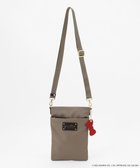 【ラ バガジェリー/LA BAGAGERIE】の【LA BAGAGERIE×HELLO KITTY】リボンチャーム付き スクエアポシェット グレージュ|ID: prp329100004605379 ipo3291000000033673547