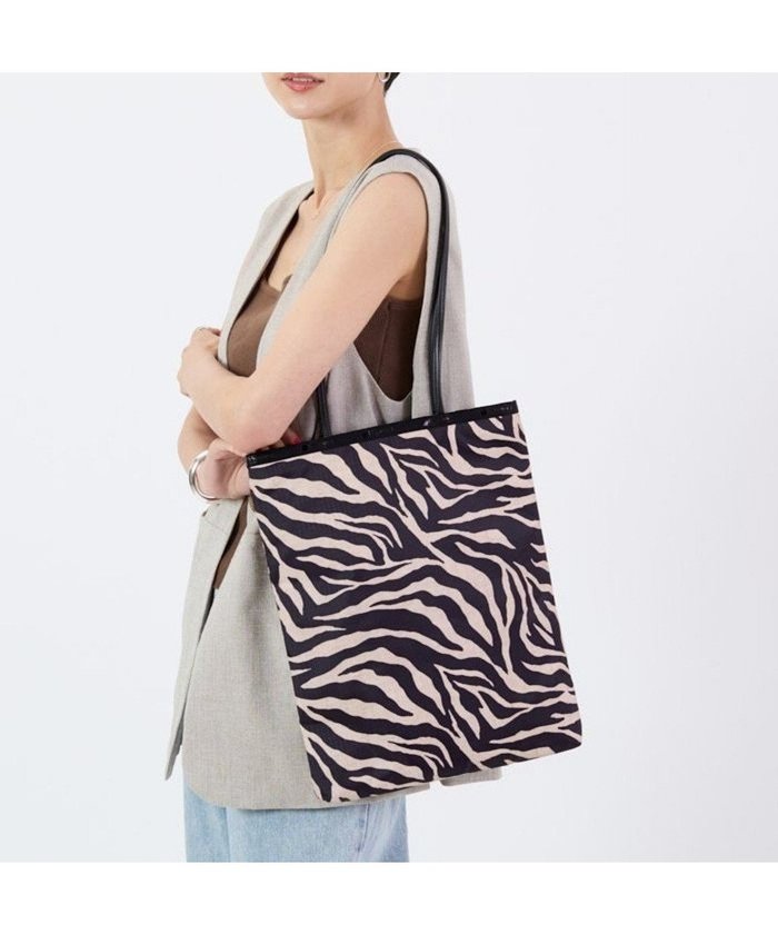 【レスポートサック/LeSportsac】のVERTICAL CITY TOTE/アップタウンラフィアゼブラ/ブラック インテリア・キッズ・メンズ・レディースファッション・服の通販 founy(ファニー) https://founy.com/ ファッション Fashion レディースファッション Fashion for Women バッグ Bags クラシカル Classical, Vintage-Inspired 軽量 Lightweight, Ultra Light シンプル Simple, Minimal スリム Slim, Slim Fit ポケット Pocket, Pocket Detail おすすめ Recommended / Our Picks ビジネス 仕事 通勤 Business / Work / Commuting |ID: prp329100004607073 ipo3291000000033709507