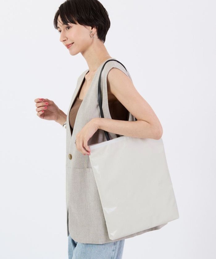 【レスポートサック/LeSportsac】のVERTICAL CITY TOTE/アップタウンパールシャイン/ブラック インテリア・キッズ・メンズ・レディースファッション・服の通販 founy(ファニー) https://founy.com/ ファッション Fashion レディースファッション Fashion for Women バッグ Bags 軽量 Lightweight, Ultra Light ショルダー Shoulder, Shoulder Strap シンプル Simple, Minimal スリム Slim, Slim Fit トラベル Travel, Travel Gear プリント Print, Printed Pattern ポケット Pocket, Pocket Detail モノトーン Monotone, Black and White おすすめ Recommended / Our Picks 旅行 Travel ビジネス 仕事 通勤 Business / Work / Commuting |ID: prp329100004607076 ipo3291000000033368781